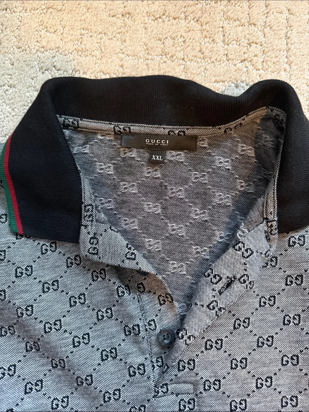 Gucci Men's V-Neck Long Sleeve Sweater in Charcoal Gray with Black Collar
